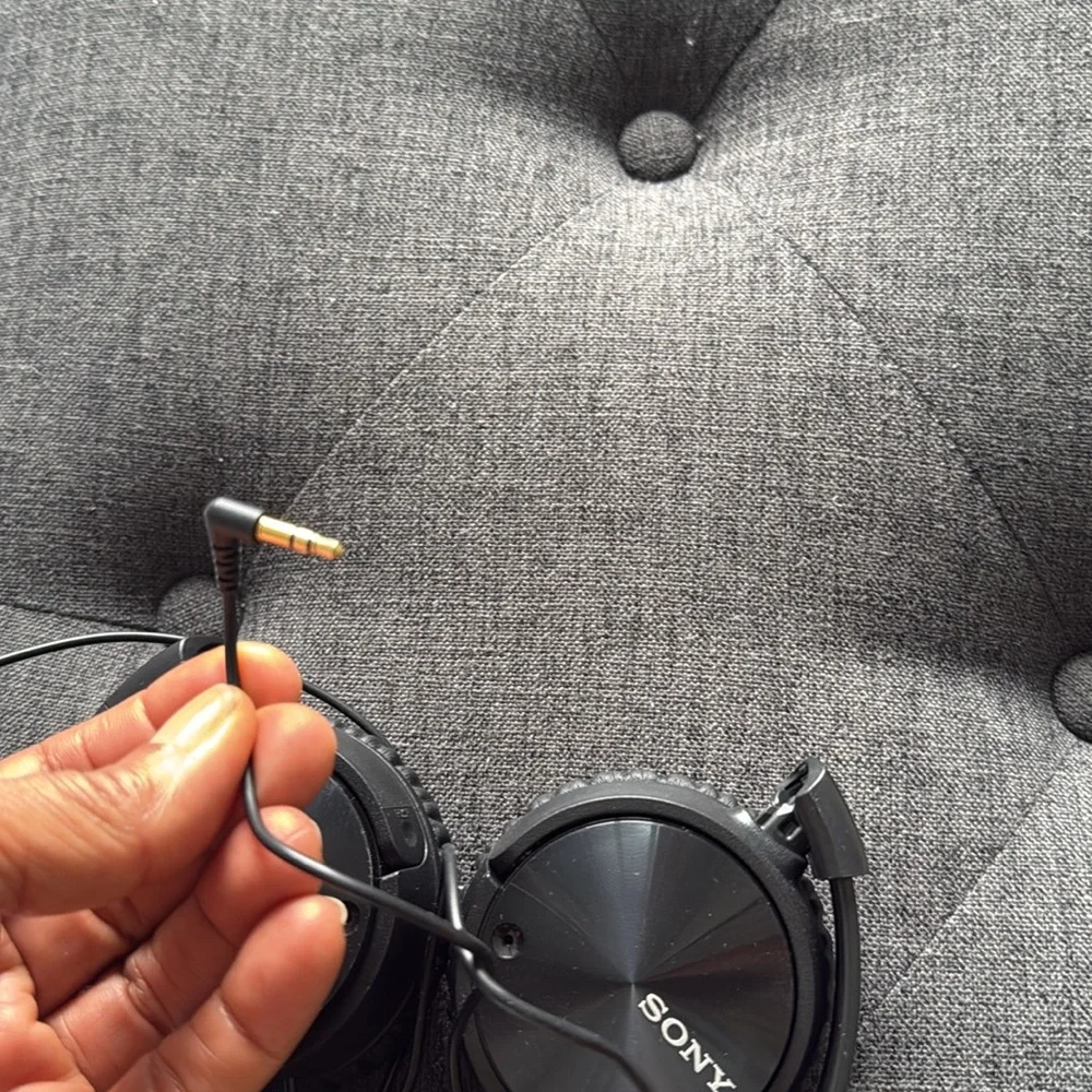 NWOT Sony noise cancelling headphones - Picture 2 of 3